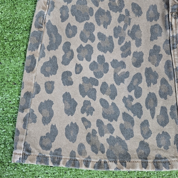 BLANK NYC | 100% COTTON FADED LEOPARD LIGHTLY DISTRESSED DENIM MINI SKIRT - Picture 8 of 16